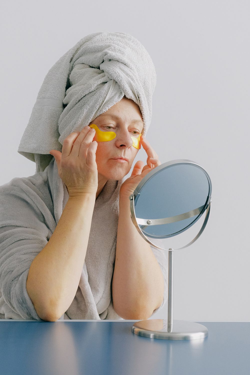Femme se regardant dans un miroir, expression neutre et posée